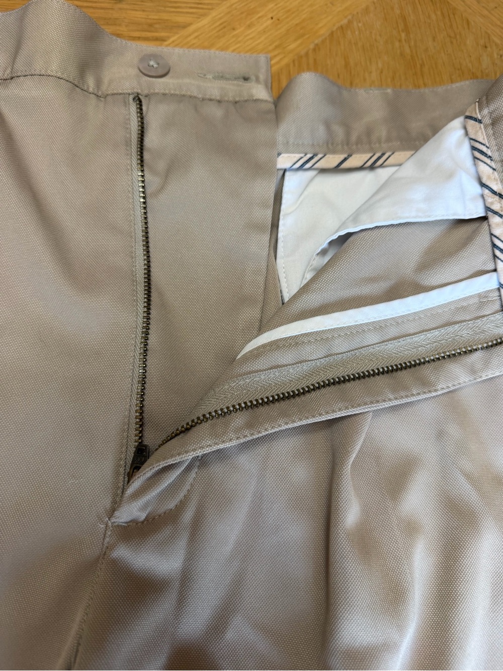 Nike Beige/Tan Performance Golf Shorts with Subtle Stripe Detail - Picture 6 of 6